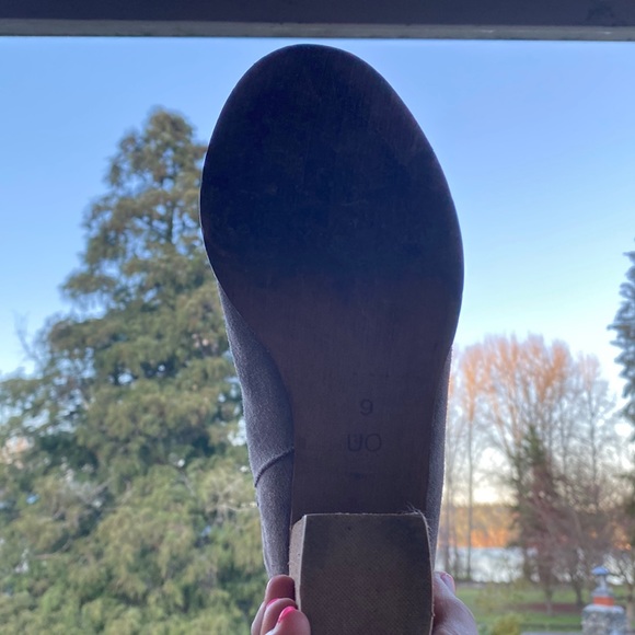 Urban Outfitters Tan suede Wood Block ankle Booties - Picture 3 of 4